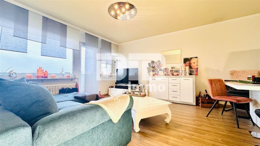 Modernisierte 3-Zimmerwohnung mit Balkon und fantastischem Panoramablick - Wohn / Esszimmer / Zugang Balkon